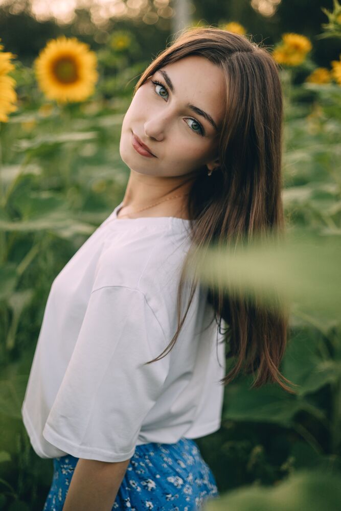 девушка в подсолнухах