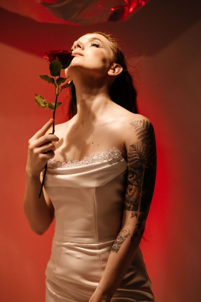 девушка с цветком