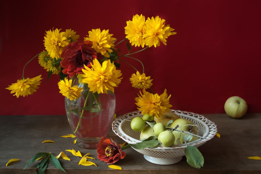 Золотые шары на красном.