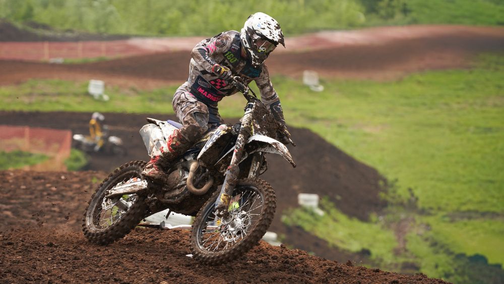Мотокросс: грязь, скорость, борьба.