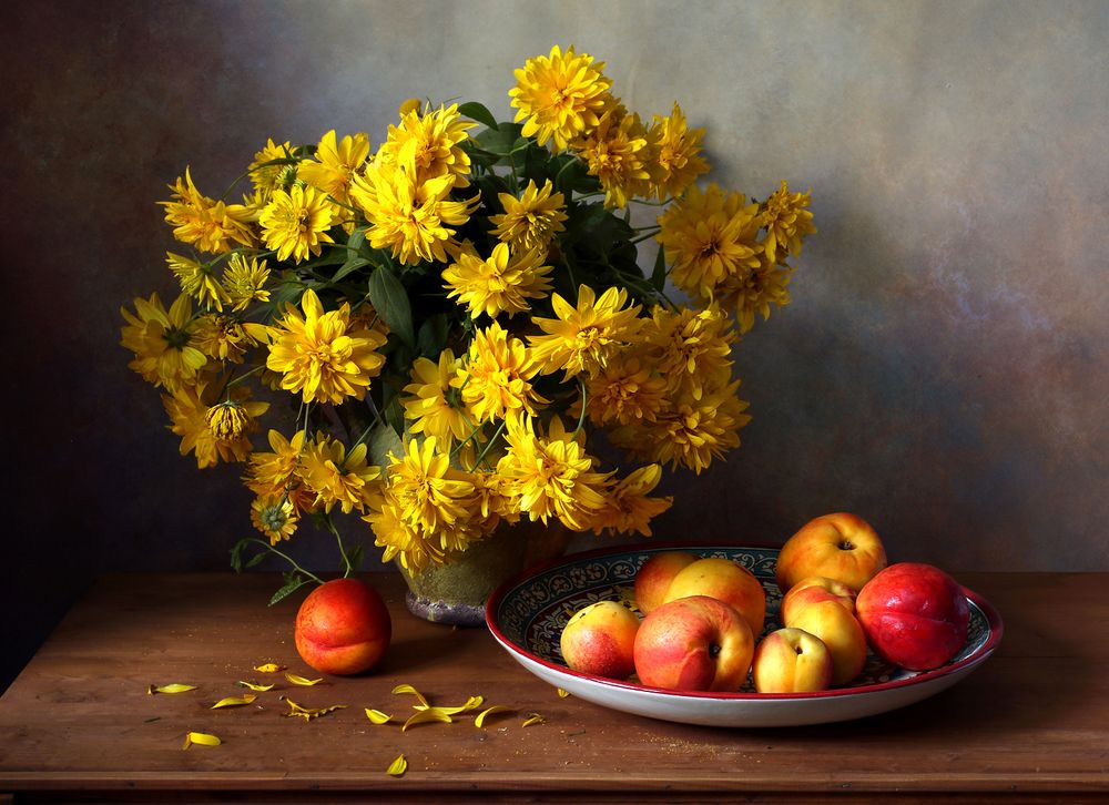 Золотые шары и персики