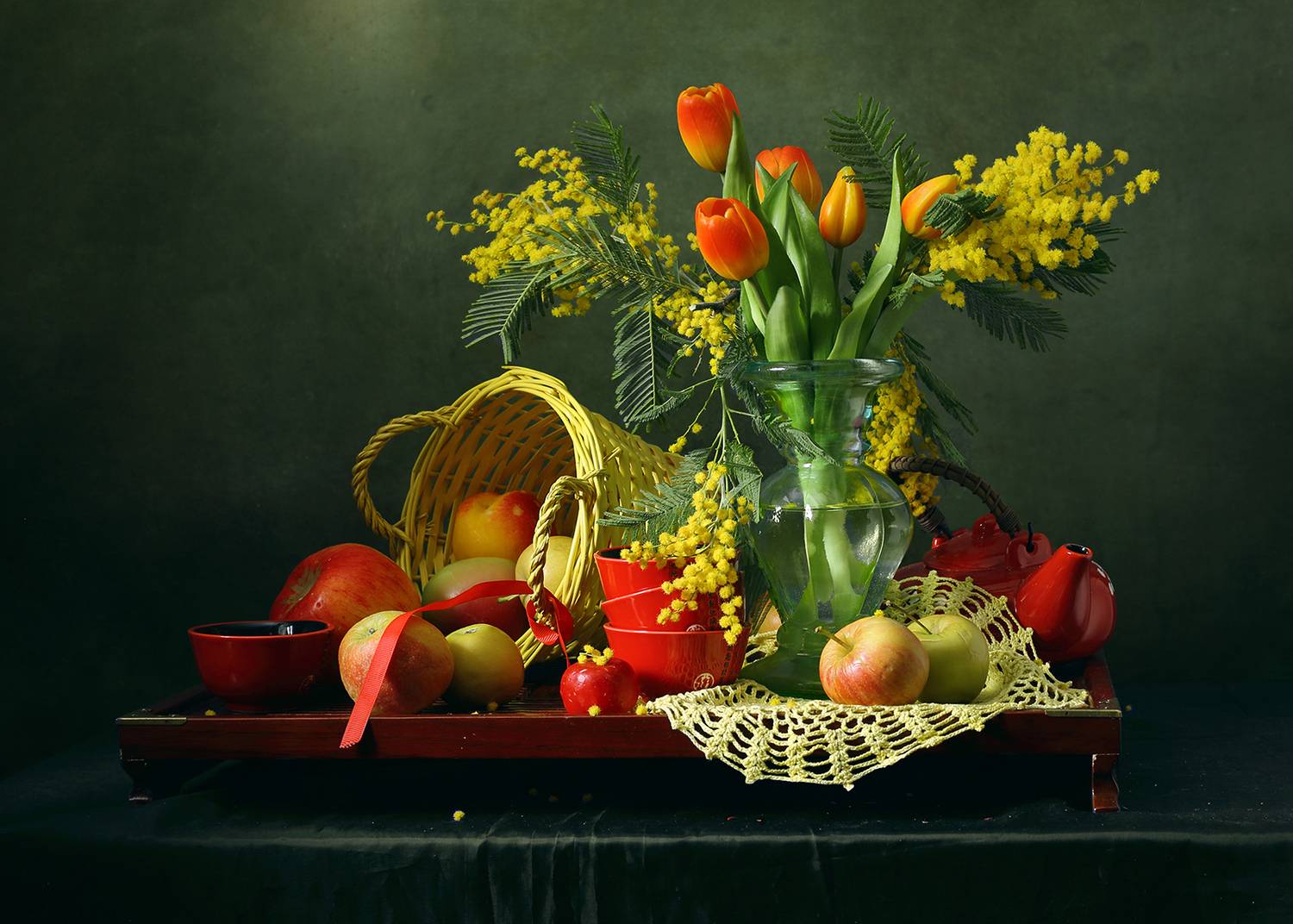 Весенний натюрморт с мимозой, тюльпанами и яблоками Весенний натюрморт с мимозой, тюльпанами и яблоками