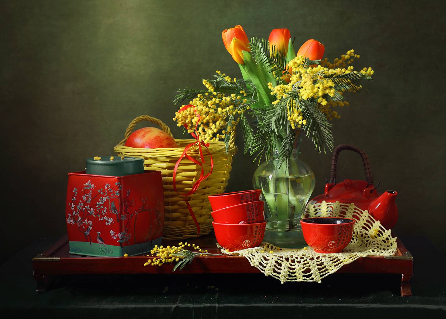 Весенний с мимозой и тюльпанами Весенний с мимозой и тюльпанами