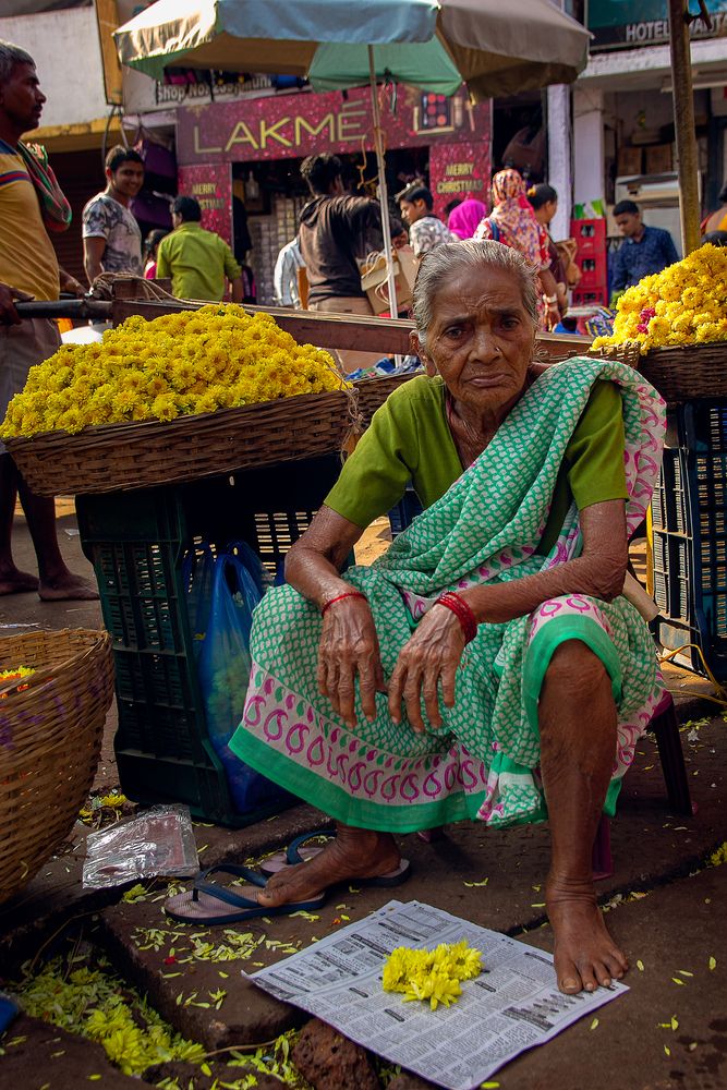 Уличная торговка цветами.