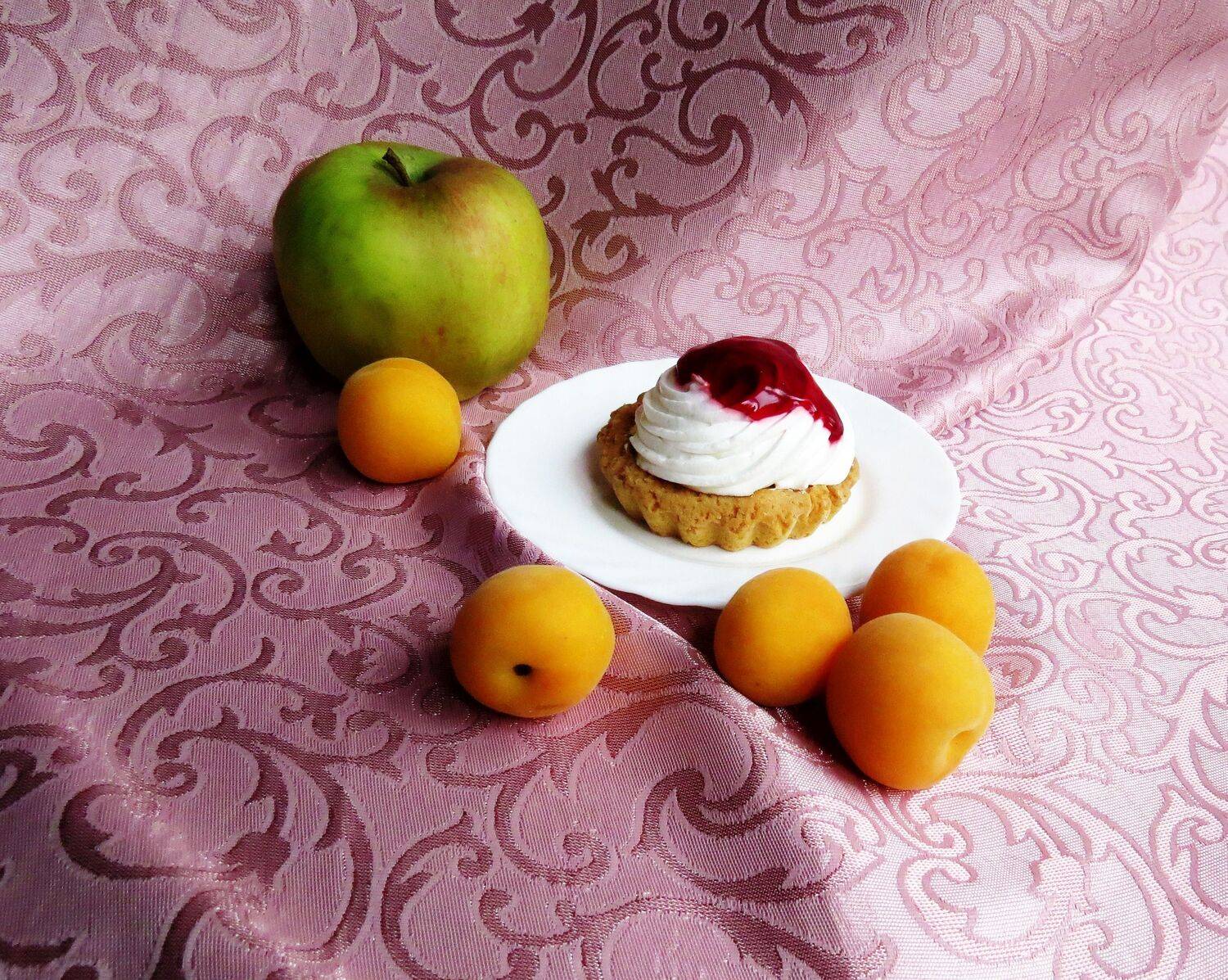 Фрукты и пирожное