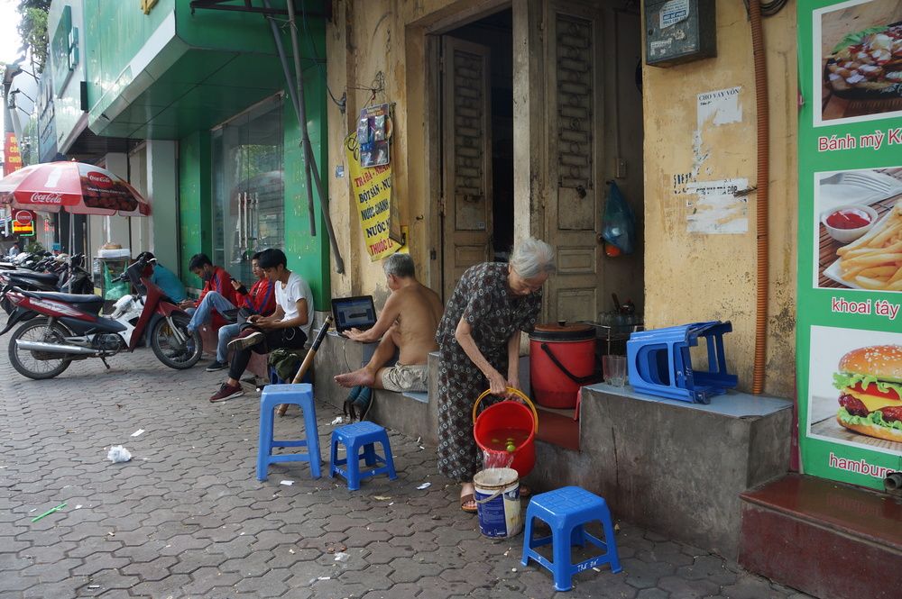 Каждый занят своим делом.