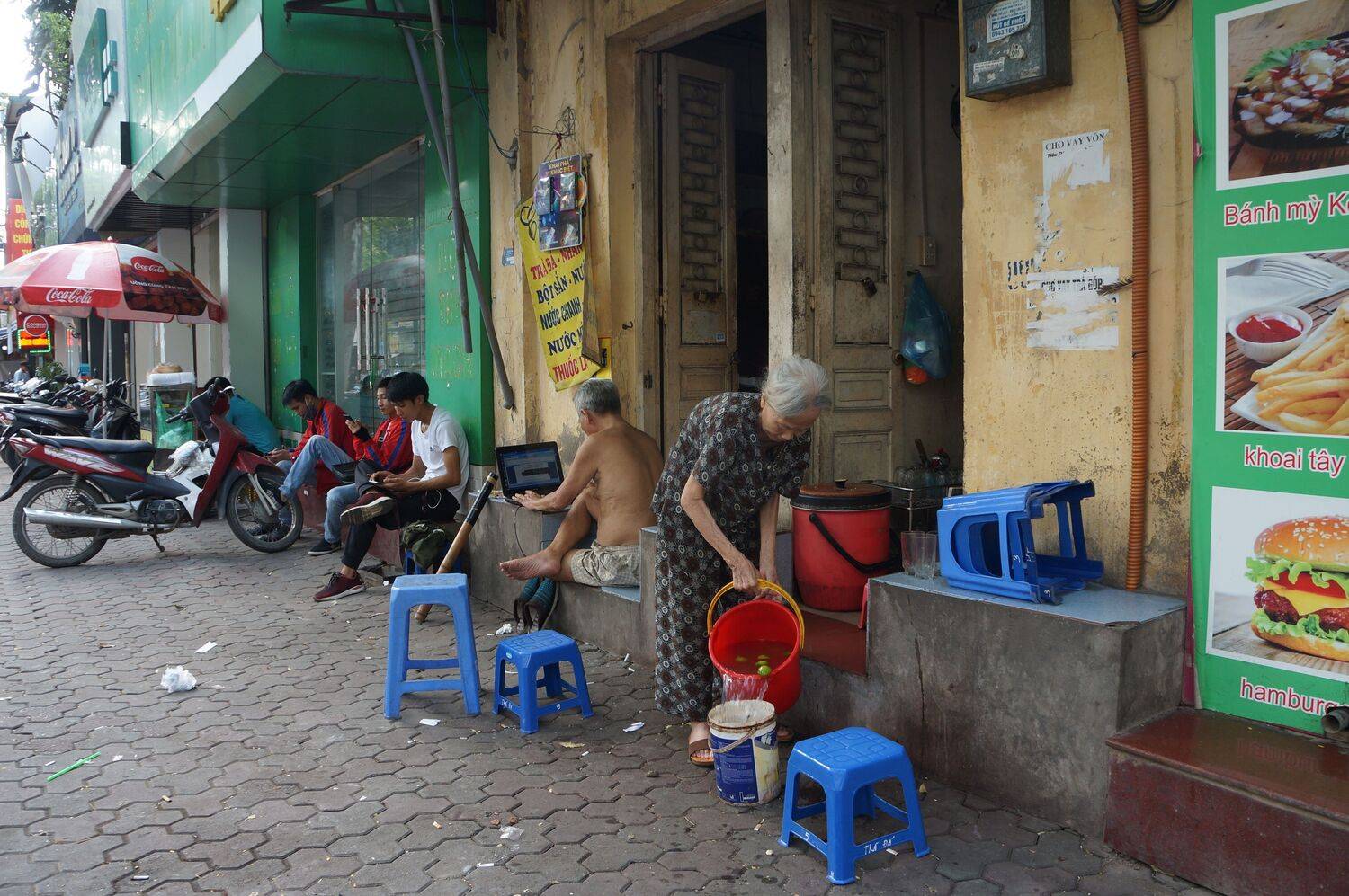 Каждый занят своим делом.