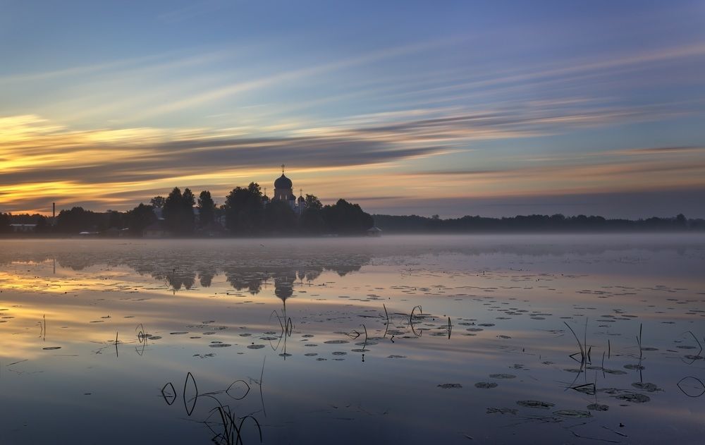 Храм на озере.