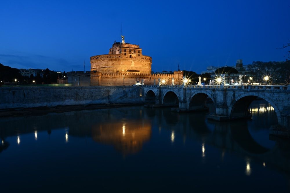 Blue hour by the Tiber