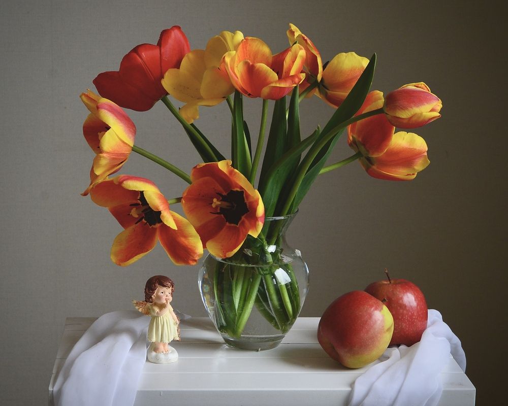 Натюрморт с тюльпанами.