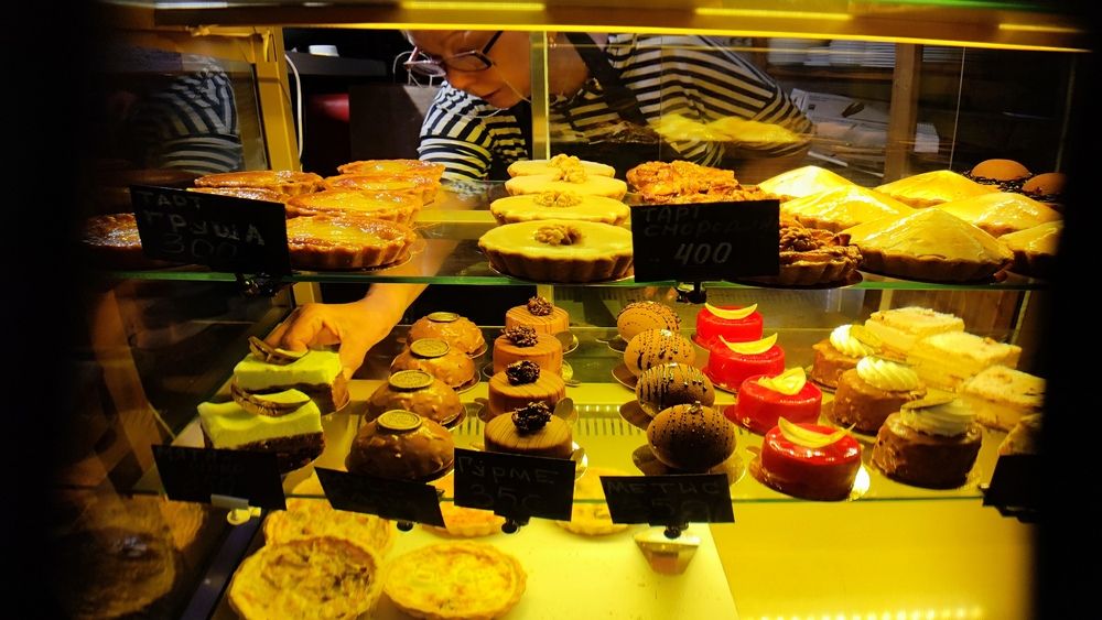 Витрина утренней кондитерской. The showcase of the morning pastry shop.