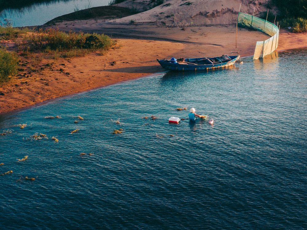 Mưu Sinh Bên Sông