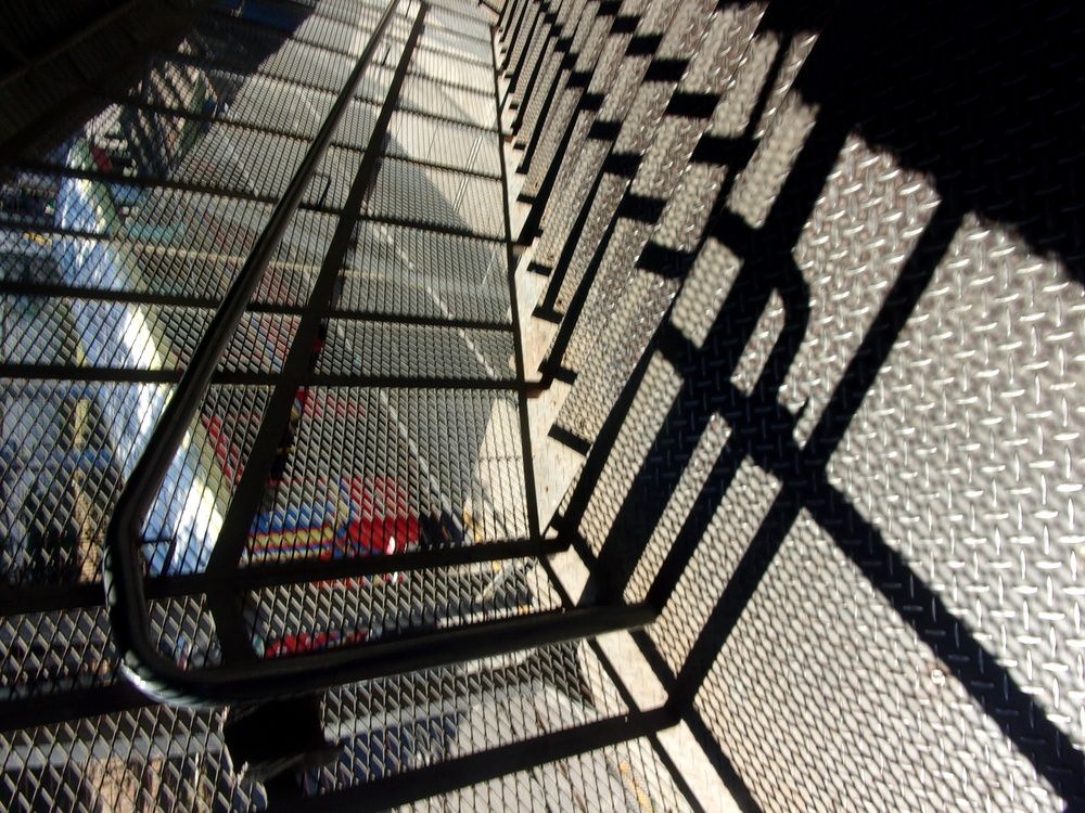 Bajamos la escalera de puente aéreo ....