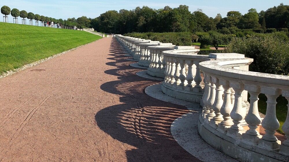 Балюстрада - одна из знаковых архитектурных деталей Нижнего парка в Петергофе