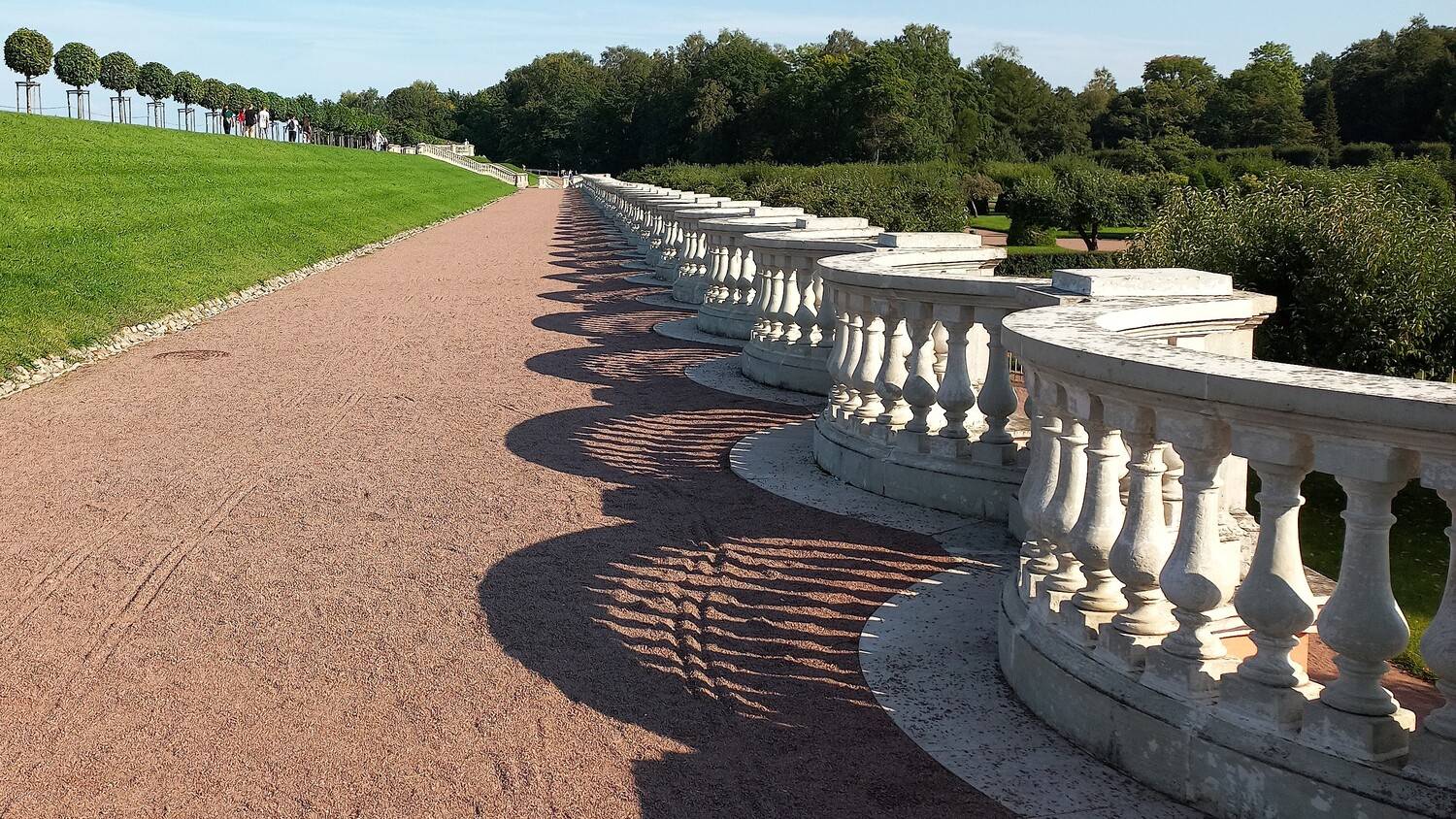 Балюстрада - одна из знаковых архитектурных деталей Нижнего парка в Петергофе