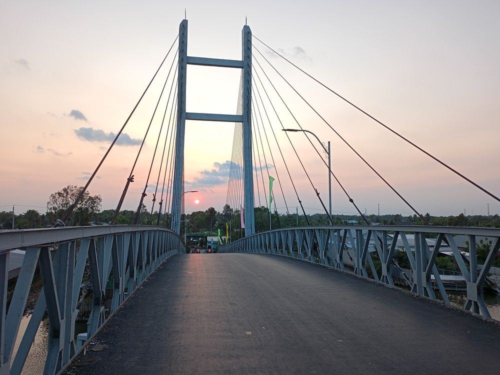 Mặt trời trên cầu