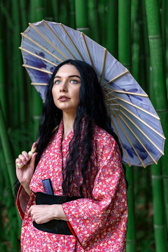 В кимоно в бамбуковой роще