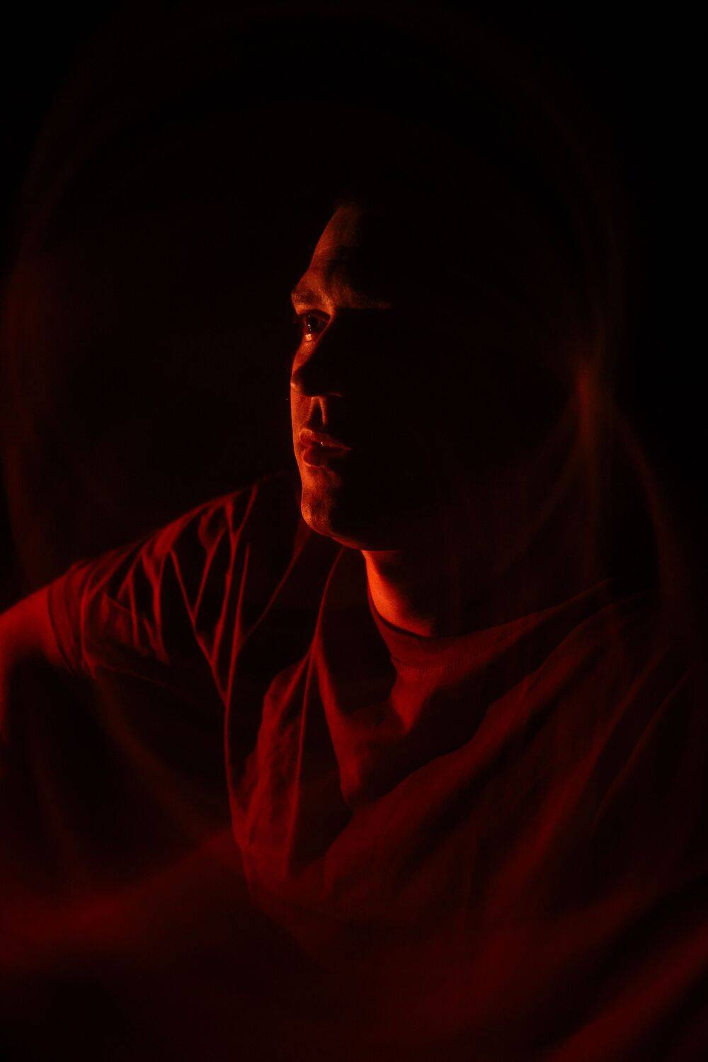 мужчина, ночь и красный свет