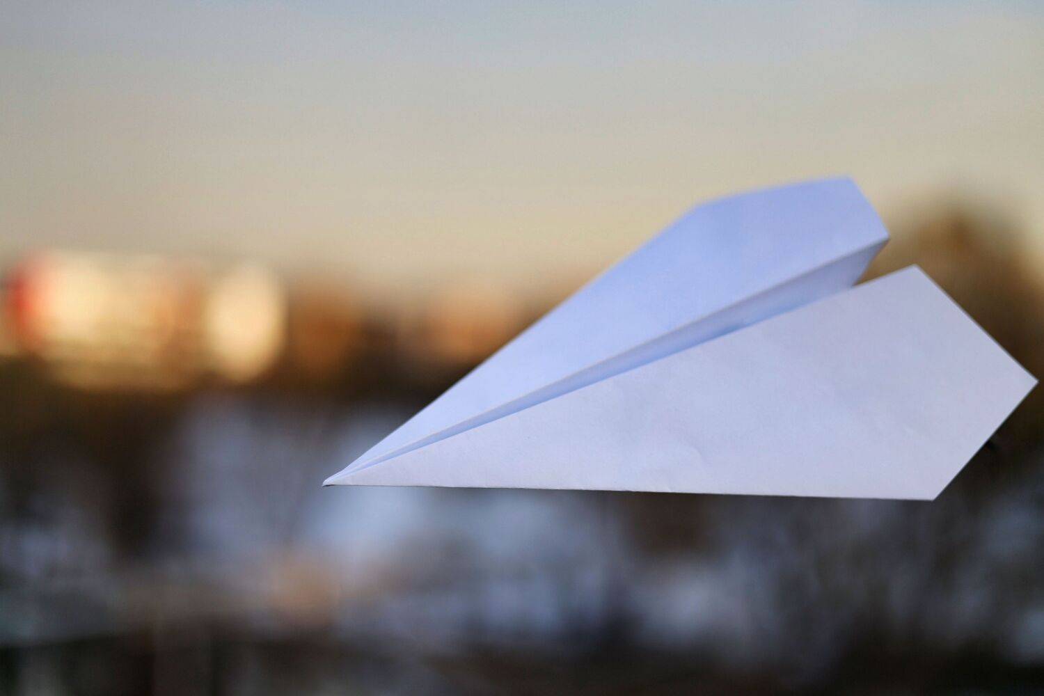 Бумажный самолёт, как символ свободы.
