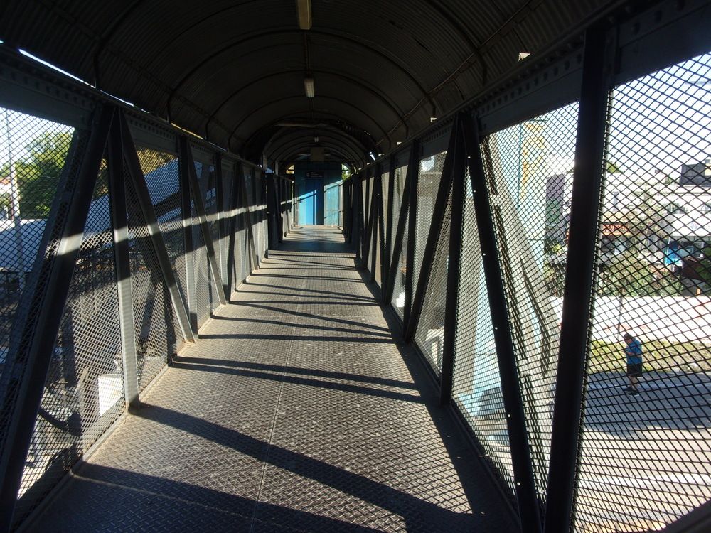 Puente aéreo sobre vías ferrocarril.Ciudad San Antonio de Padua. Provincia Buenos. Aires. Argentina.