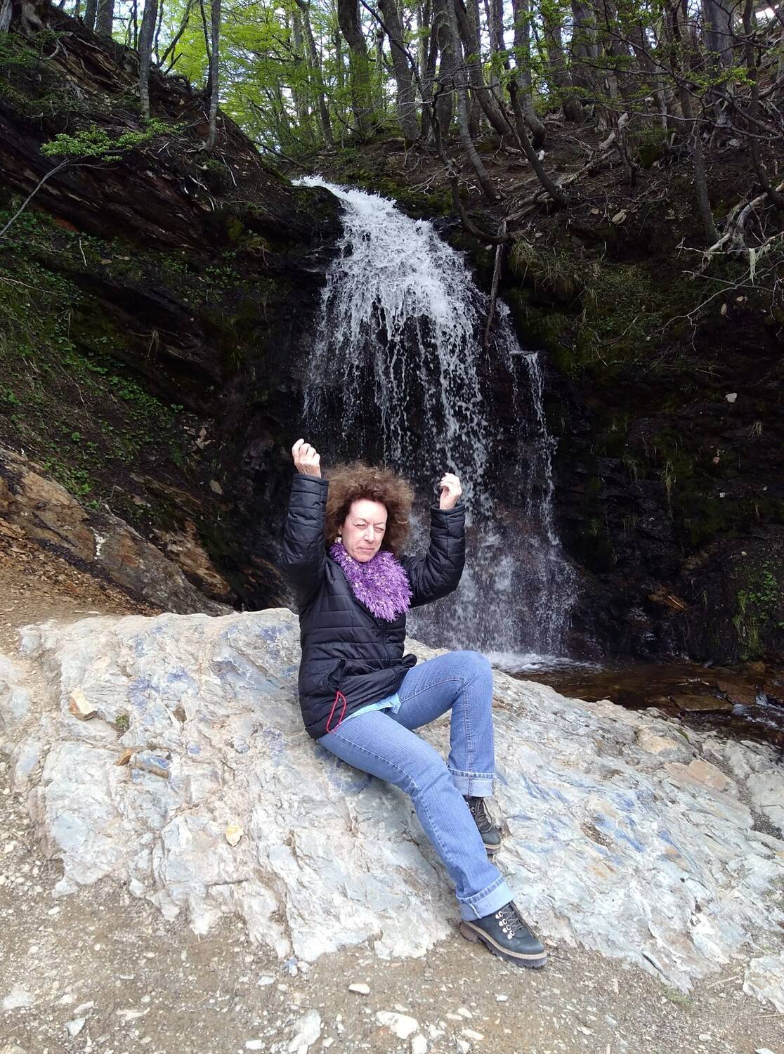 Energía del agua que me proporciona cascada de río que baja de cordillera Andina . Usuahia, Patagonia Argentina.