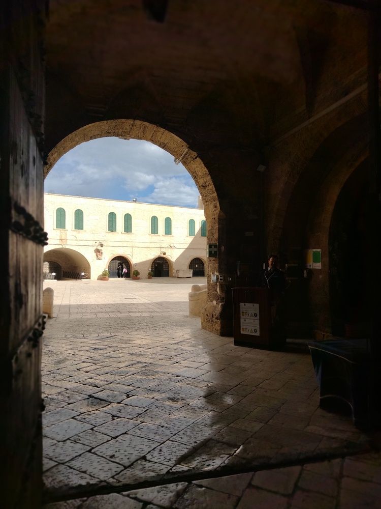SOMBRA/ LUZ .  POLIGNARO DI MARE , ITALIA.