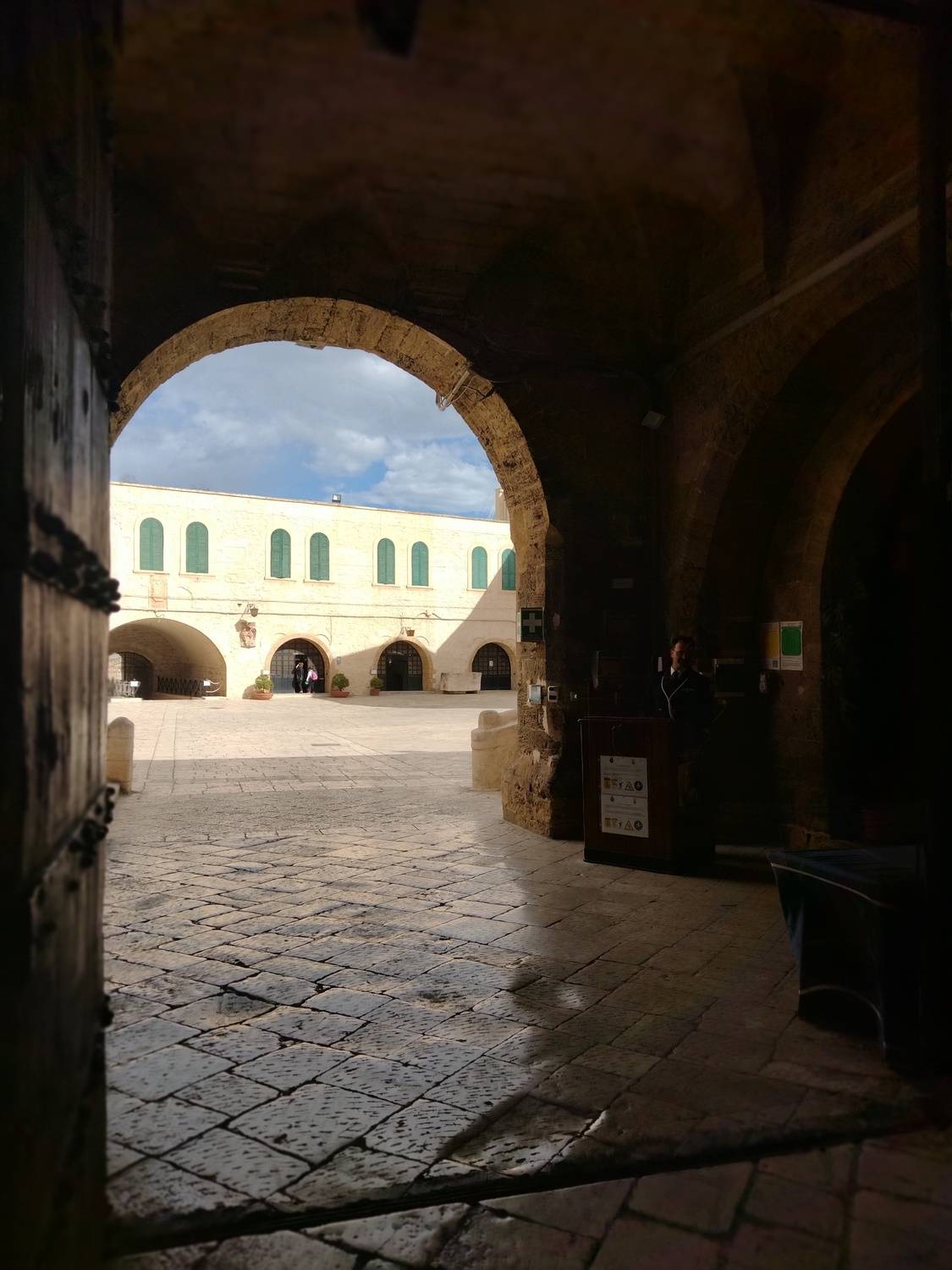 SOMBRA/ LUZ .  POLIGNARO DI MARE , ITALIA.