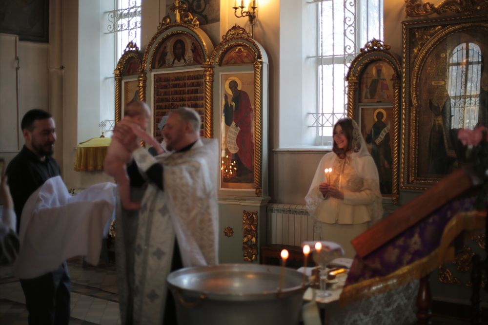 Крещение младенца в истинной православной вере христианства.