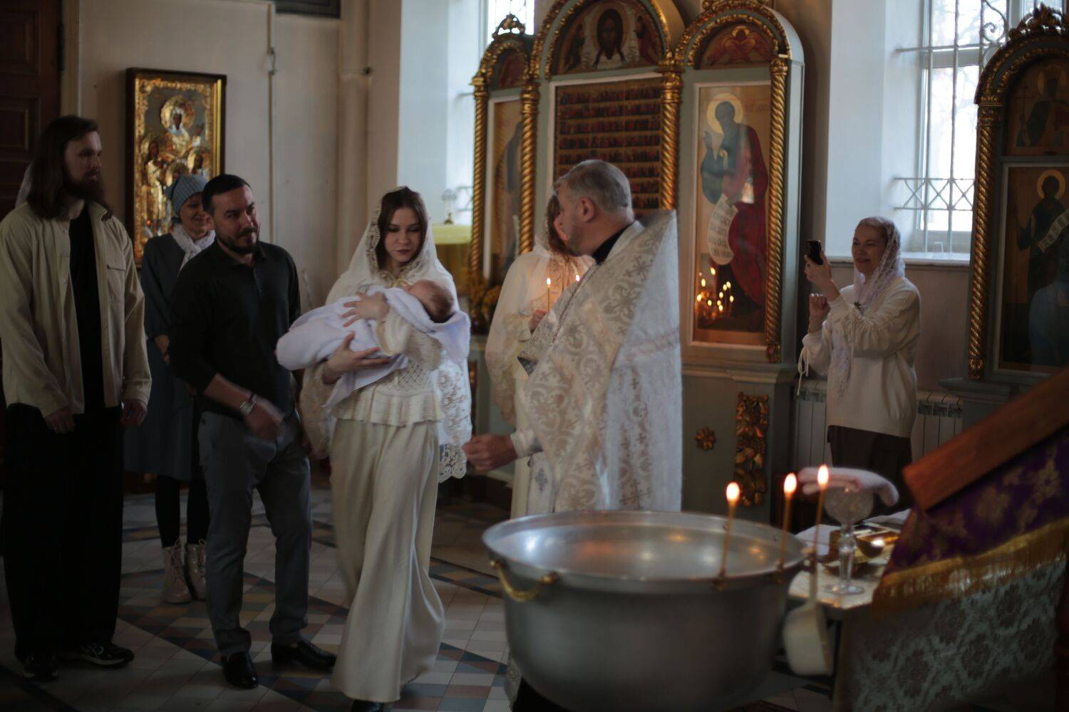 Крещение младенца.