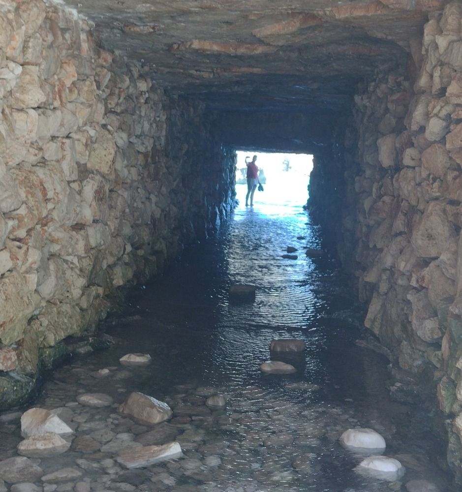 Túnel en Playa Lama Monachile, Polignaro al mare. Italia.