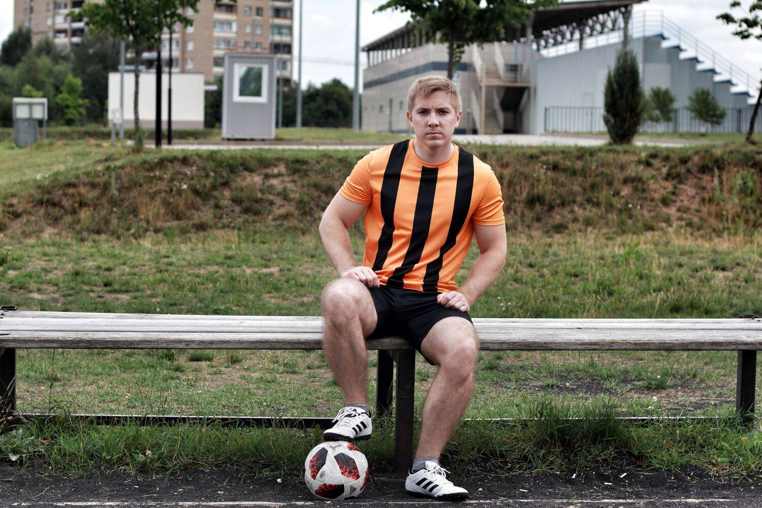 На скамейке