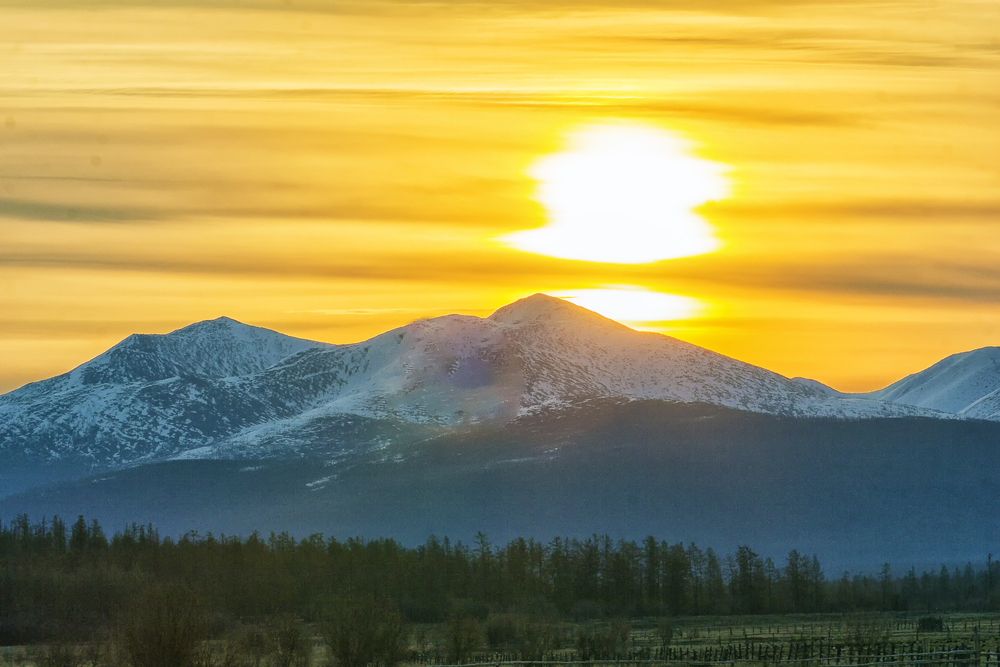 Весенний  восход Солнце.
