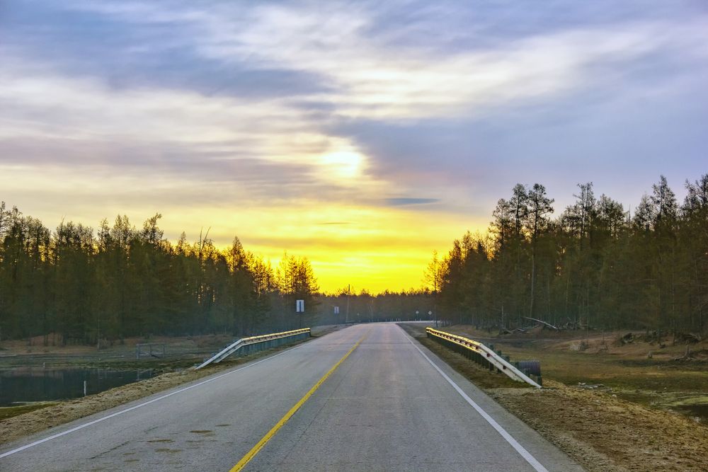 Рассвет на дороге.