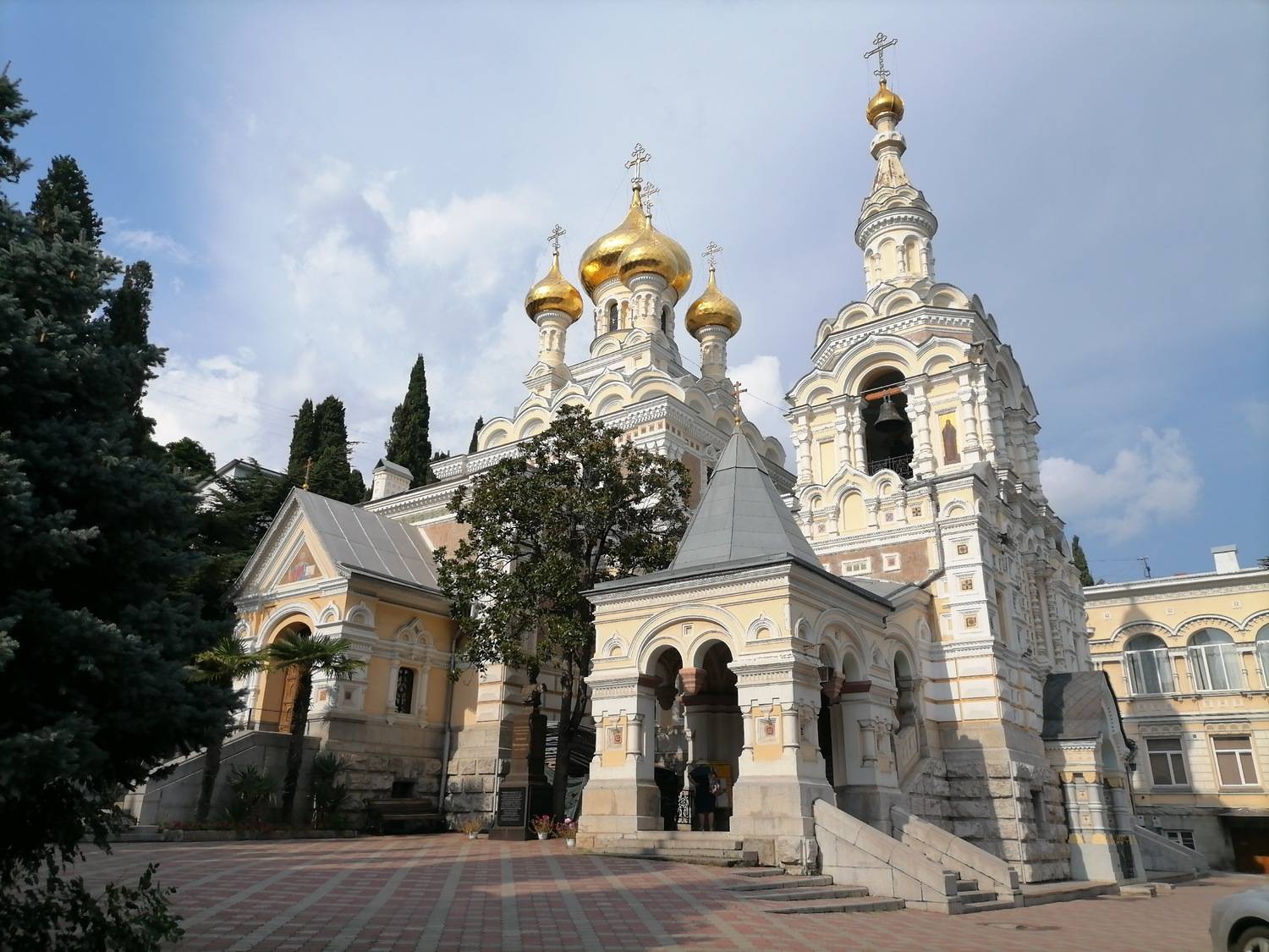 Закат у Храма Александра Невского в Ялте