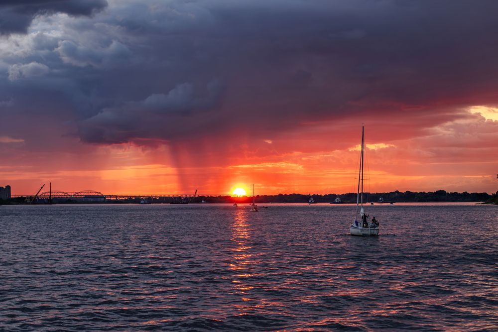 Стороною дождь