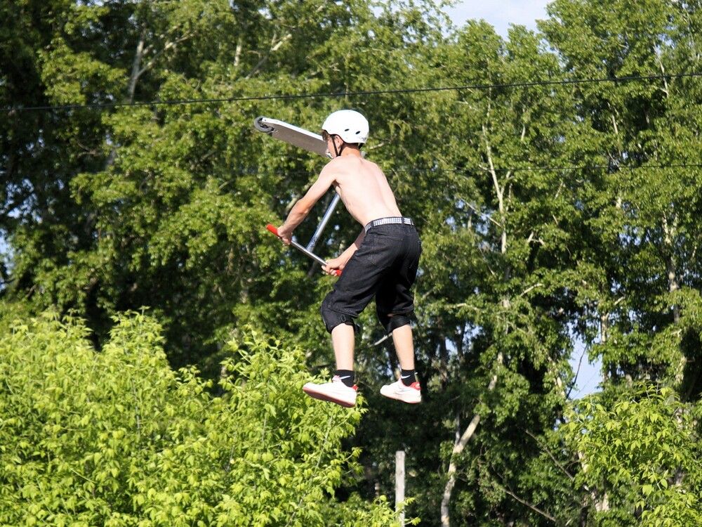Динамичный момент исполнения экстремального трюка на самокате в воздухе