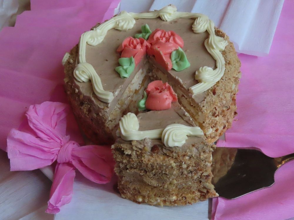 Маленький торт с розочками