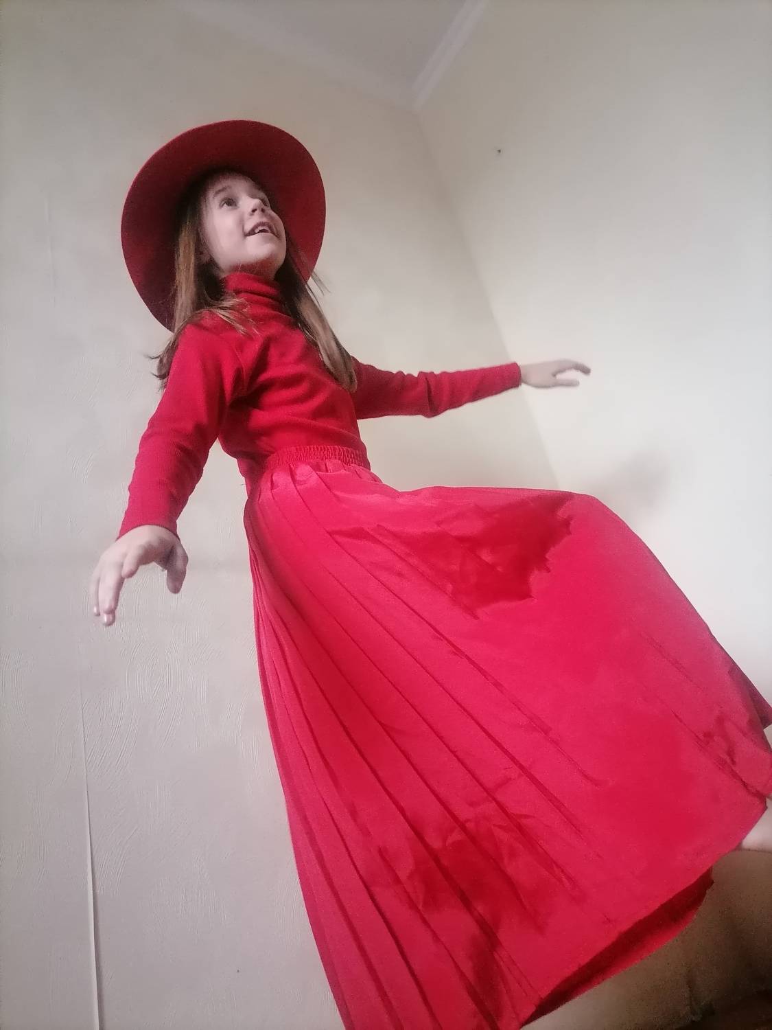 Левитация в комнате.