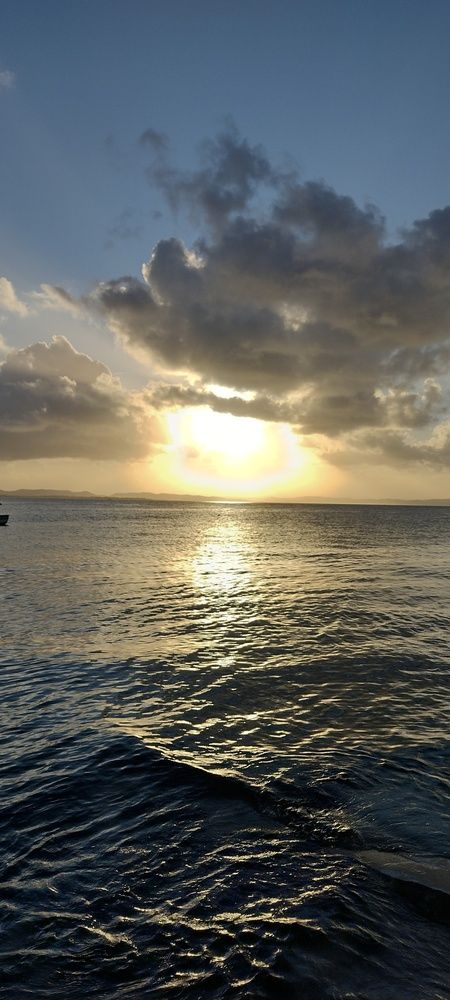 Atardecer con aureola en el sol en isla de Itaparica.
