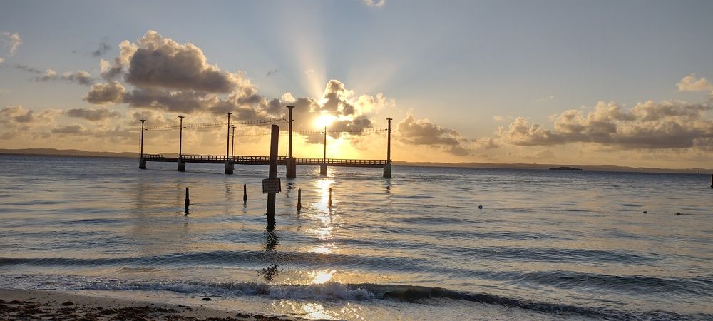 Atardecer. Pasarela con iluminación en isla Itaparica.