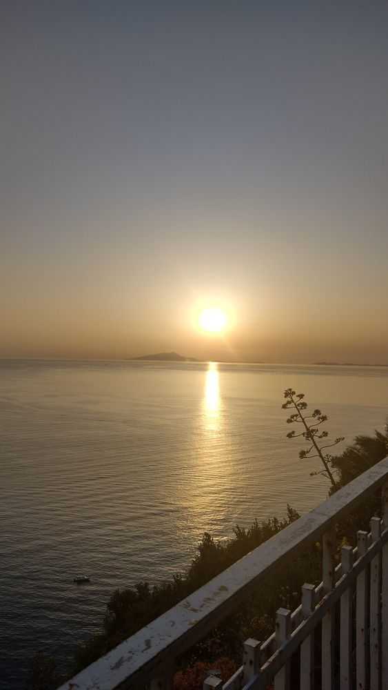 Atardecer en balcón principal en ciudad de Sorrento.