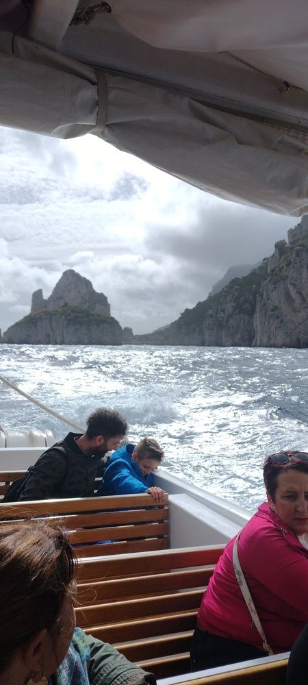 Atardecer visitando gruta en Capri.