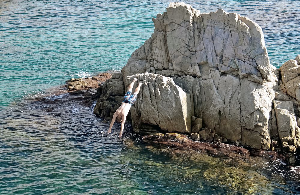 Со скалы в море