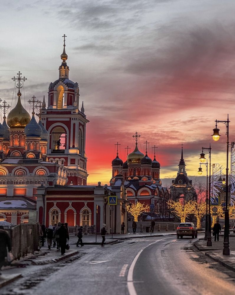 Закат на улице Варварка. Москва