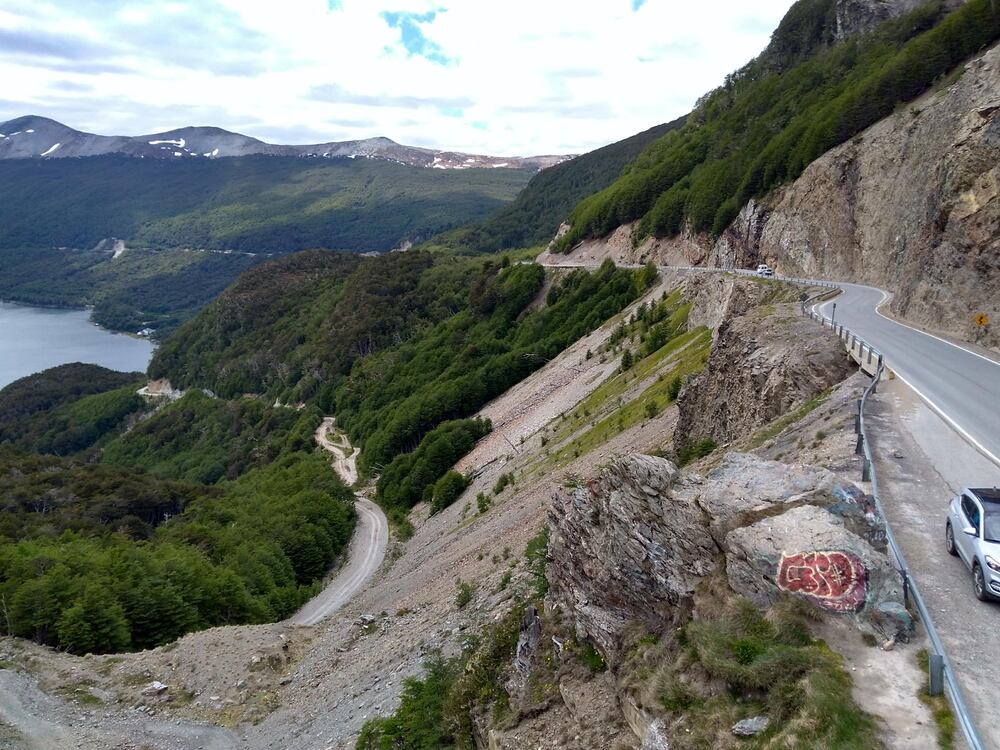 Por ruta rumbo a las montañas con nieve eterna. Lago Escondido. Usuhaia. PATAGONIA ARGENTINA.