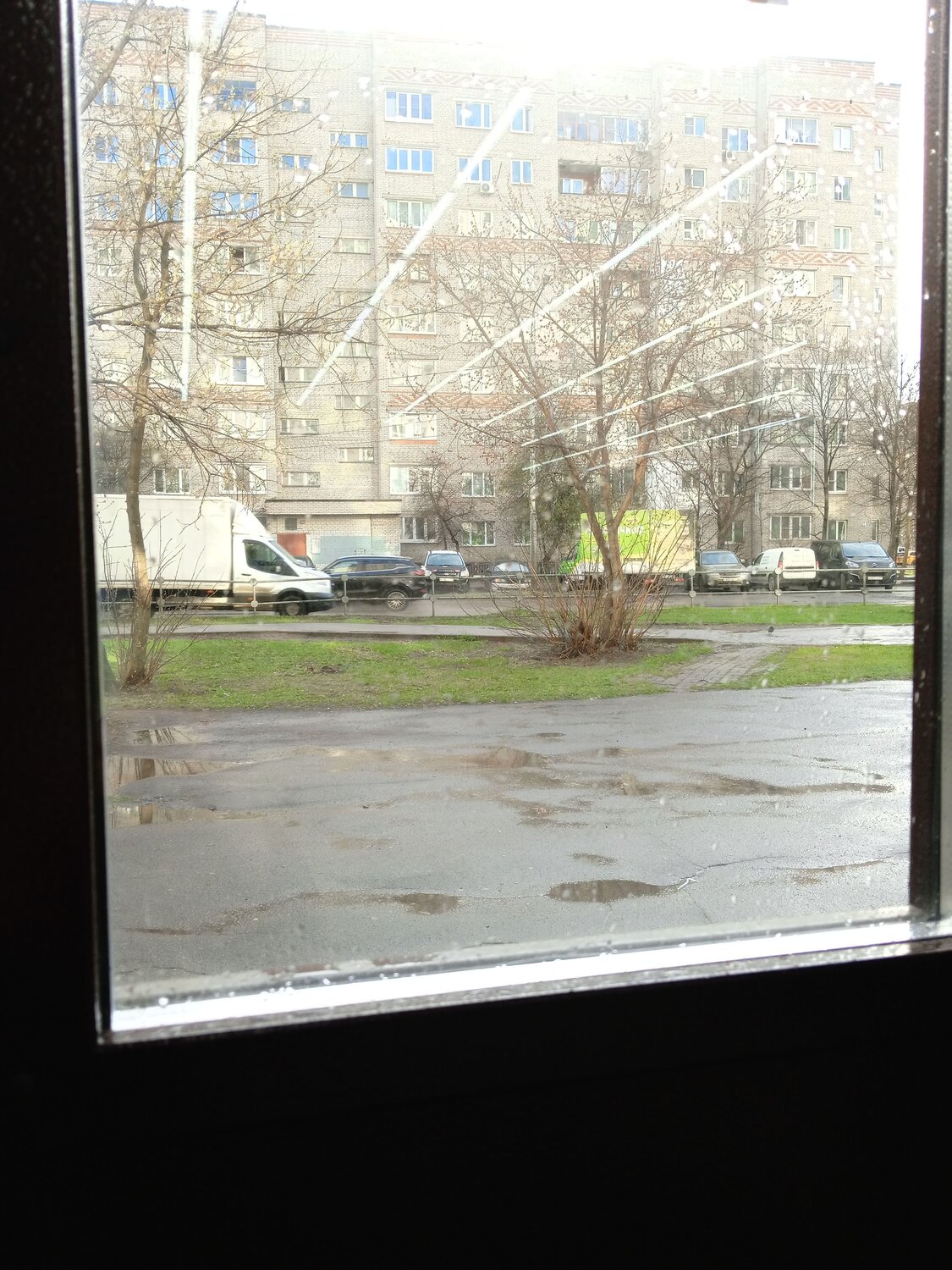 За стеклом..