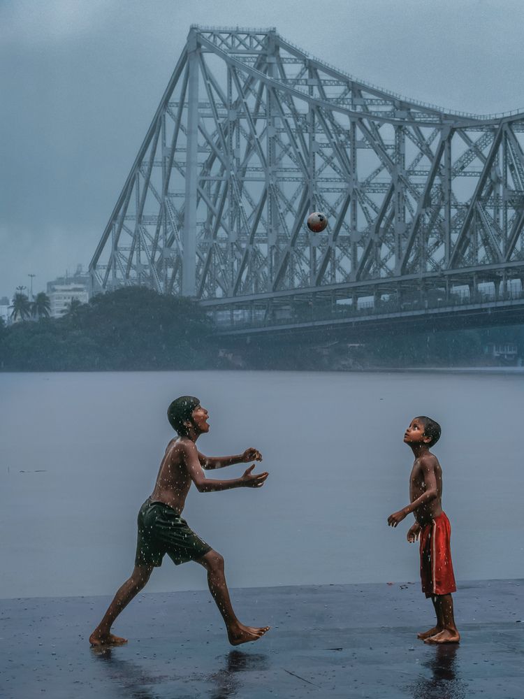 Monsoon Play Under Howrah Bridge