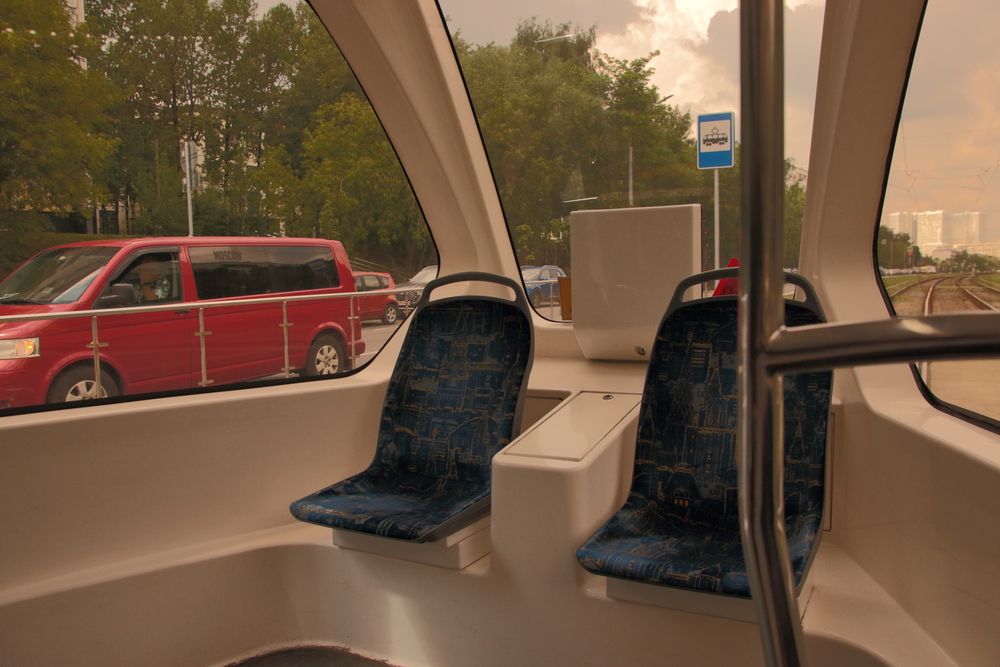 За стеклом
