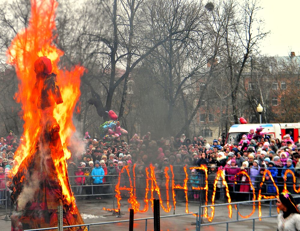 Горит чучело масленицы