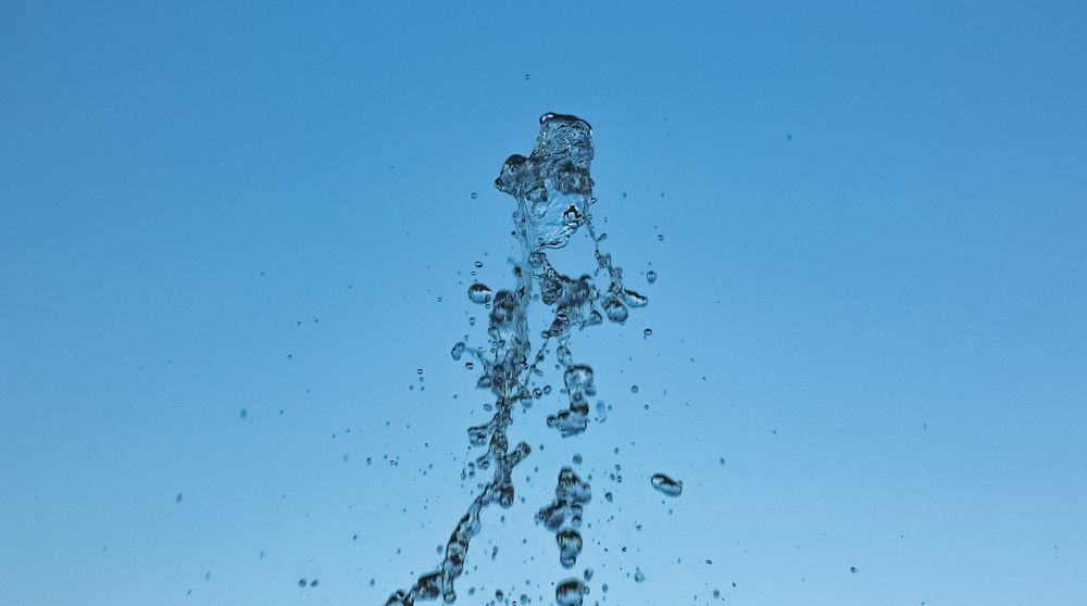 The moment when a jet of water disintegrates in the air